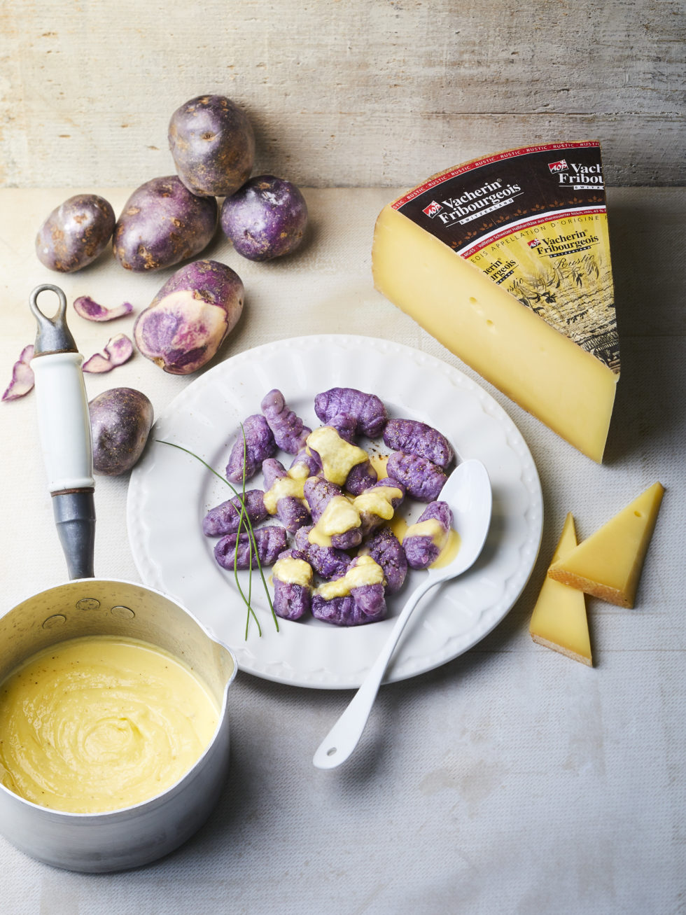 Vitelotte-Gnocchi mit cremiger Vacherin Fribourgeois AOP-Sauce