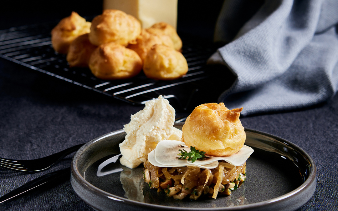 Gougères et chantilly au Vacherin Fribourgeois AOP, confit d’oignons et duxelles de champignons