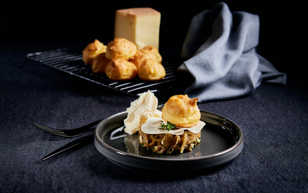 Käsewindbeutel und Schlagrahm aus Vacherin Fribourgeois AOP, Zwiebel-Confit und Pilz-Duxelle