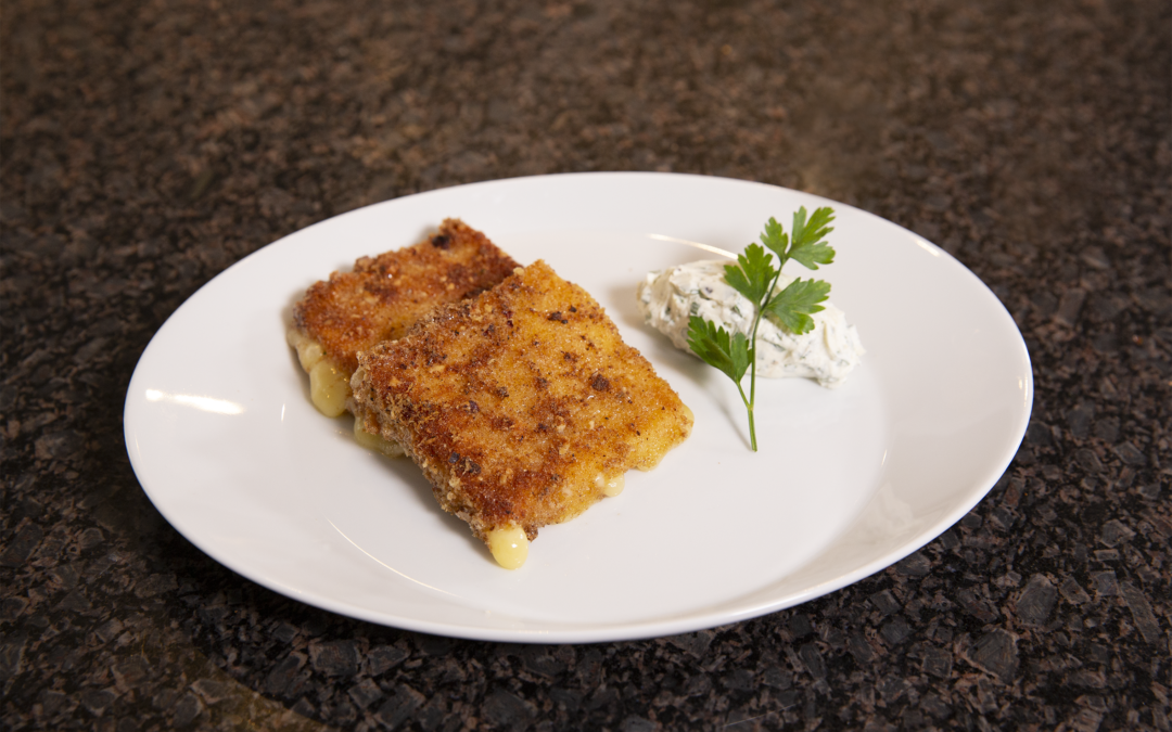 Paniertes Schnitzel aus Vacherin Fribourgeois AOP