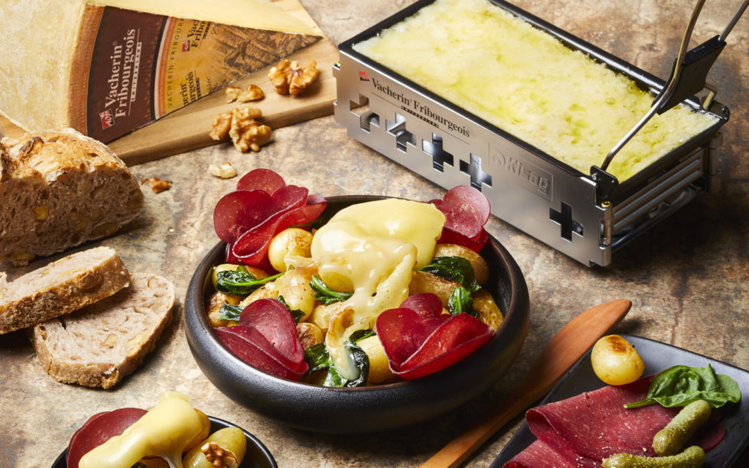 Raclette de rattes et épinards, à la bressaola et oignons frits, au Vacherin Fribourgeois AOP